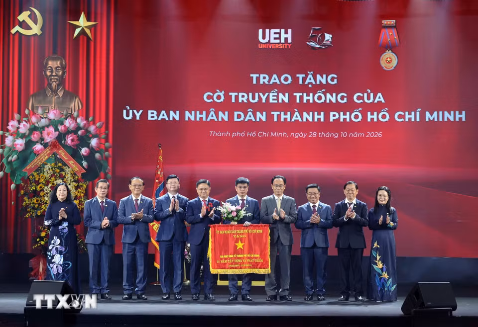Ủy ban Nhân dân Thành phố Hồ Chí Minh tặng bức trướng và Bộ trưởng Bộ Giáo dục và Đào tạo tặng hoa chúc mừng Đại học Kinh tế Thành phố Hồ Chí Minh. (Ảnh: Thống Nhất/TTXVN)