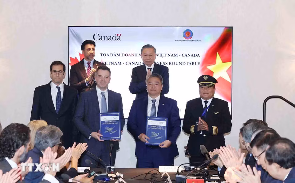 Tổng Bí thư, Chủ tịch nước Tô Lâm chứng kiến lễ trao các văn kiện hợp tác giữa doanh nghiệp hai nước. (Ảnh: Thống Nhất/TTXVN)