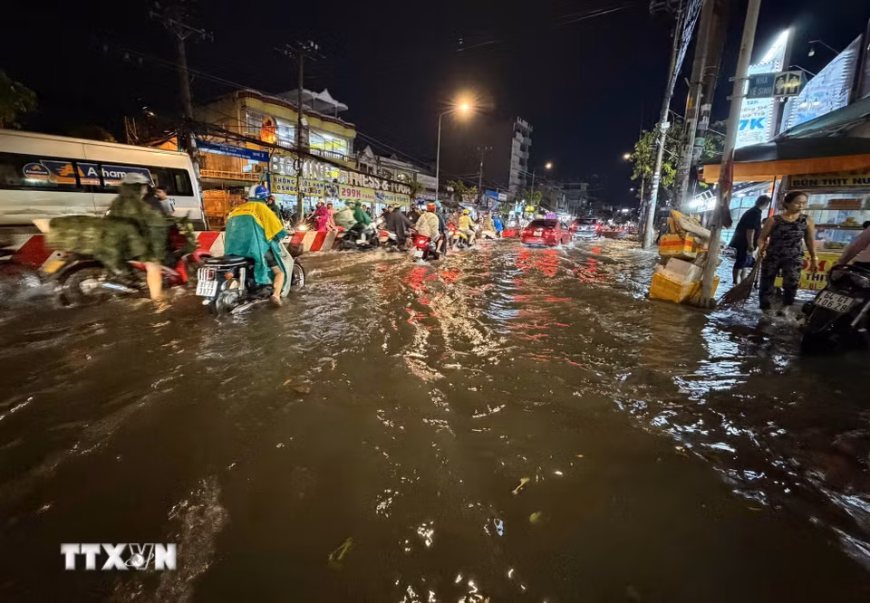 Ngập trên đường Phan Văn Hớn, phường Đông Hưng Thuận, tối 30/9. (Ảnh: Hồng Đạt/TTXVN)
