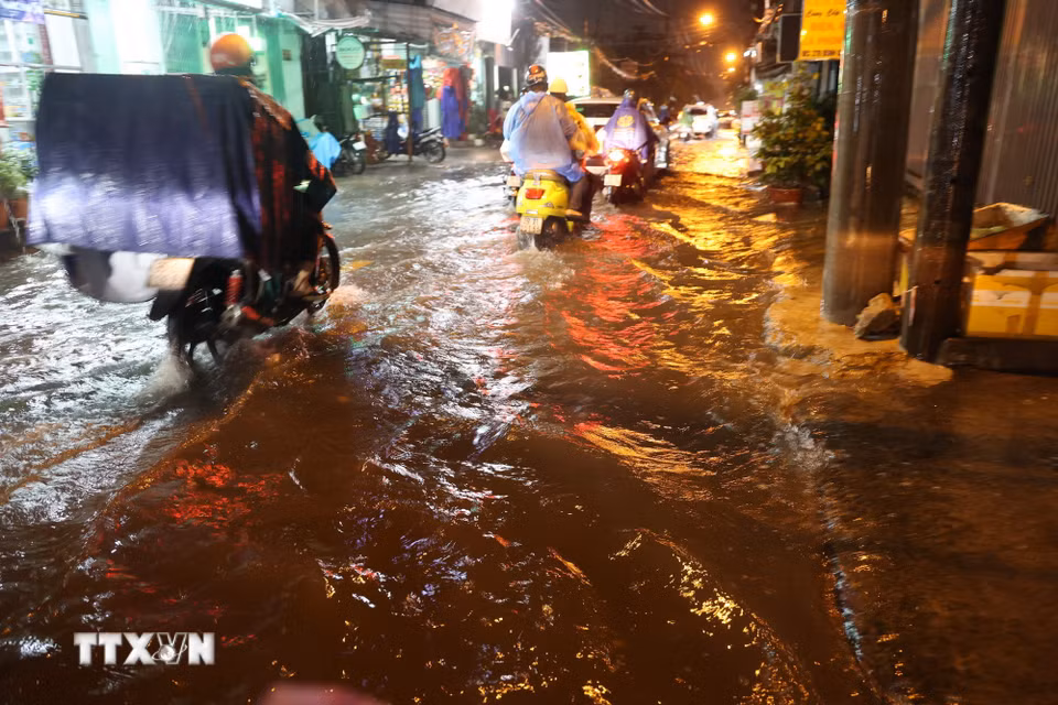 Mưa lớn trút xuống Thành phố Hồ Chí Minh, nhiều khu vực ngập sâu vào giờ tan tầm chiều và tối 30/9. (Ảnh: Hồng Đạt/TTXVN)