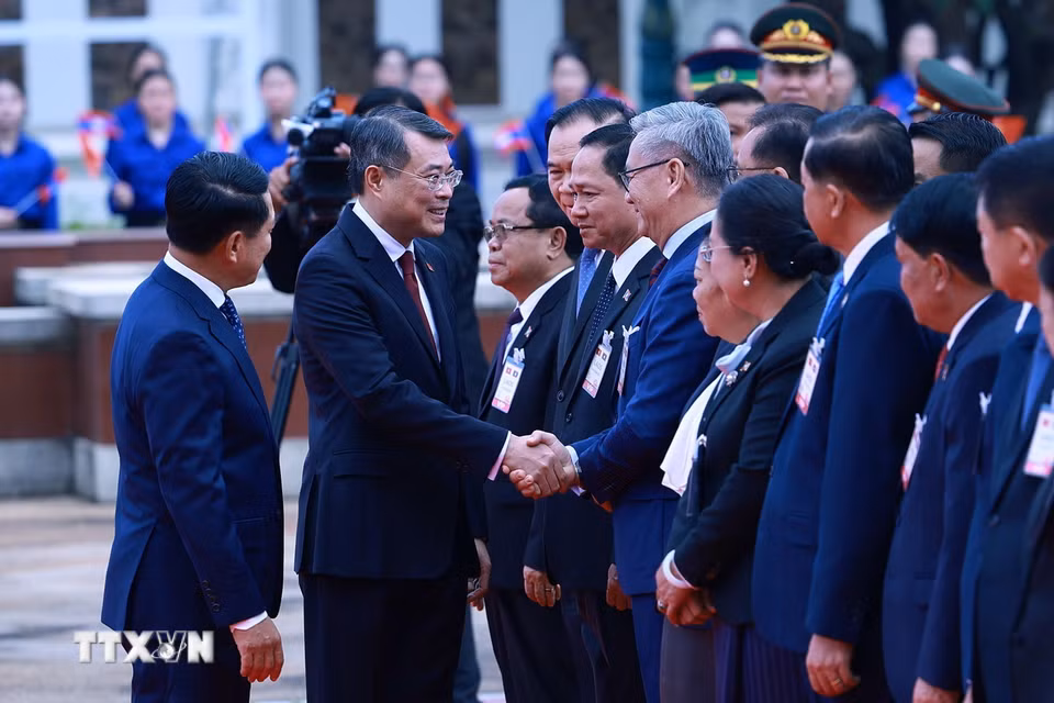 Thủ tướng Lê Minh Hưng với thành viên đoàn cấp cao Lào tham dự lễ đón. (Ảnh: Dương Giang/TTXVN)