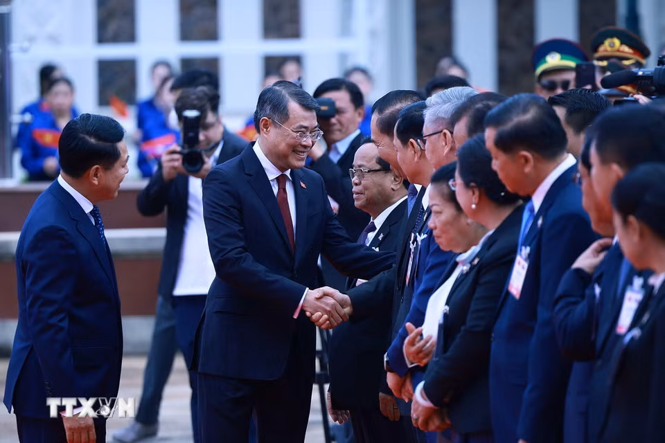 Thủ tướng Lê Minh Hưng với thành viên đoàn cấp cao Lào tham dự lễ đón. (Ảnh: Dương Giang/TTXVN)