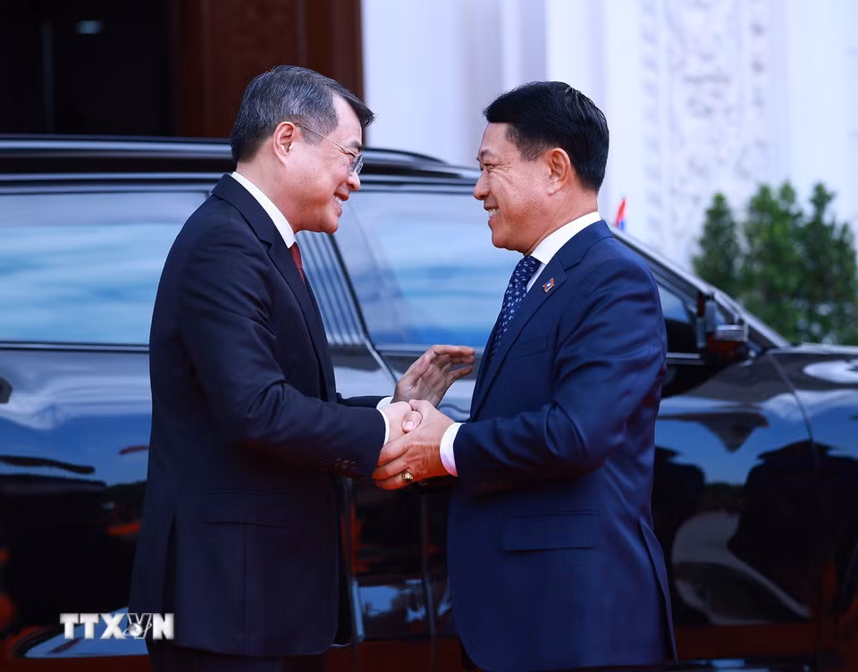 Thủ tướng Lào Saleumxay Kommasith đón Thủ tướng Lê Minh Hưng. (Ảnh: Dương Giang/TTXVN)