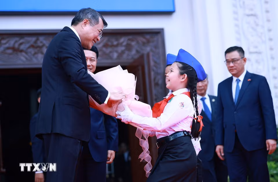 Thiếu nhi Thủ đô Vientiane tặng hoa chào mừng Thủ tướng Chính phủ Lê Minh Hưng thăm chính thức Lào. (Ảnh: Dương Giang/TTXVN)