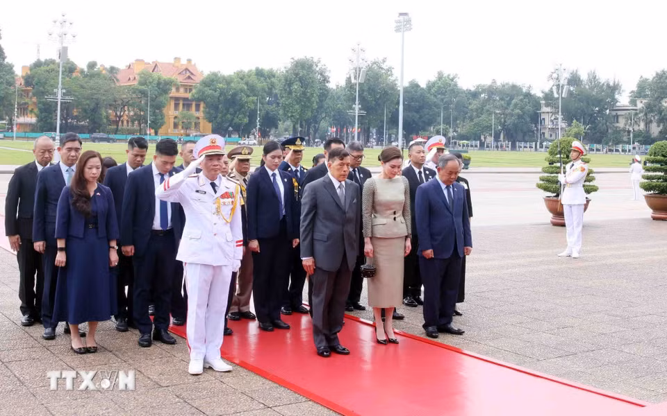 Nhà vua Thái Lan Maha Vajiralongkorn Phra Vajiraklaochaoyuhua và Hoàng hậu Suthida Bajrasudhabimalalakshana đến đặt vòng hoa và vào Lăng viếng Chủ tịch Hồ Chí Minh. (Ảnh: Phạm Kiên/TTXVN)