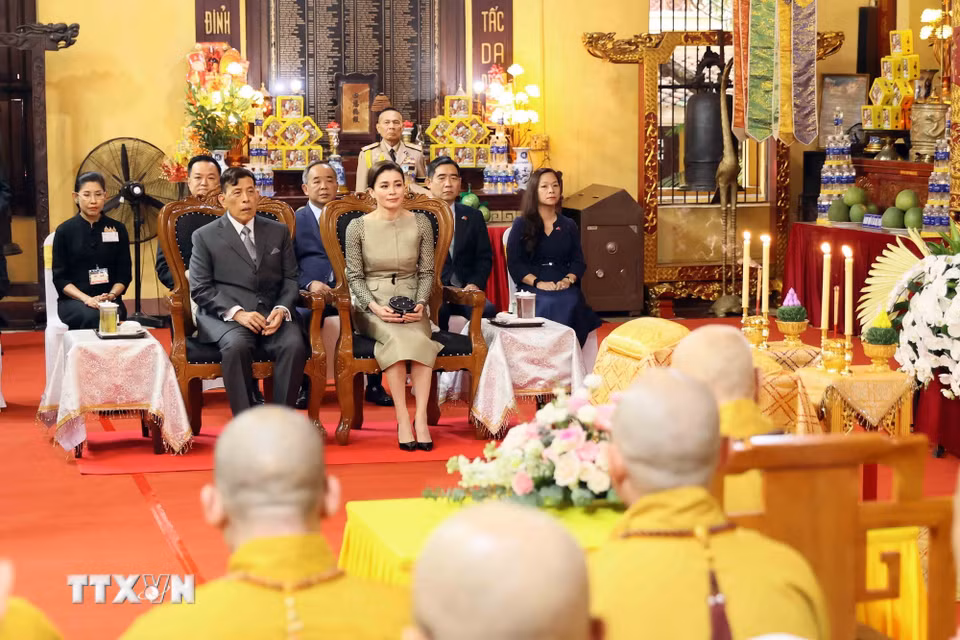 Nhà vua Thái Lan Maha Vajiralongkorn Phra Vajiraklaochaoyuhua và Hoàng hậu Suthida Bajrasudhabimalalakshana dự lễ cầu an tại chùa Quán Sứ. (Ảnh: An Đăng/TTXVN)