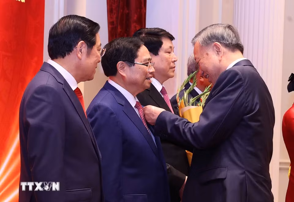 Tổng Bí thư, Chủ tịch nước Tô Lâm trao tặng Huân chương Hồ Chí Minh cho nguyên Ủy viên Bộ Chính trị, nguyên Thủ tướng Chính phủ Phạm Minh Chính. (Ảnh: Văn Điệp/TTXVN)