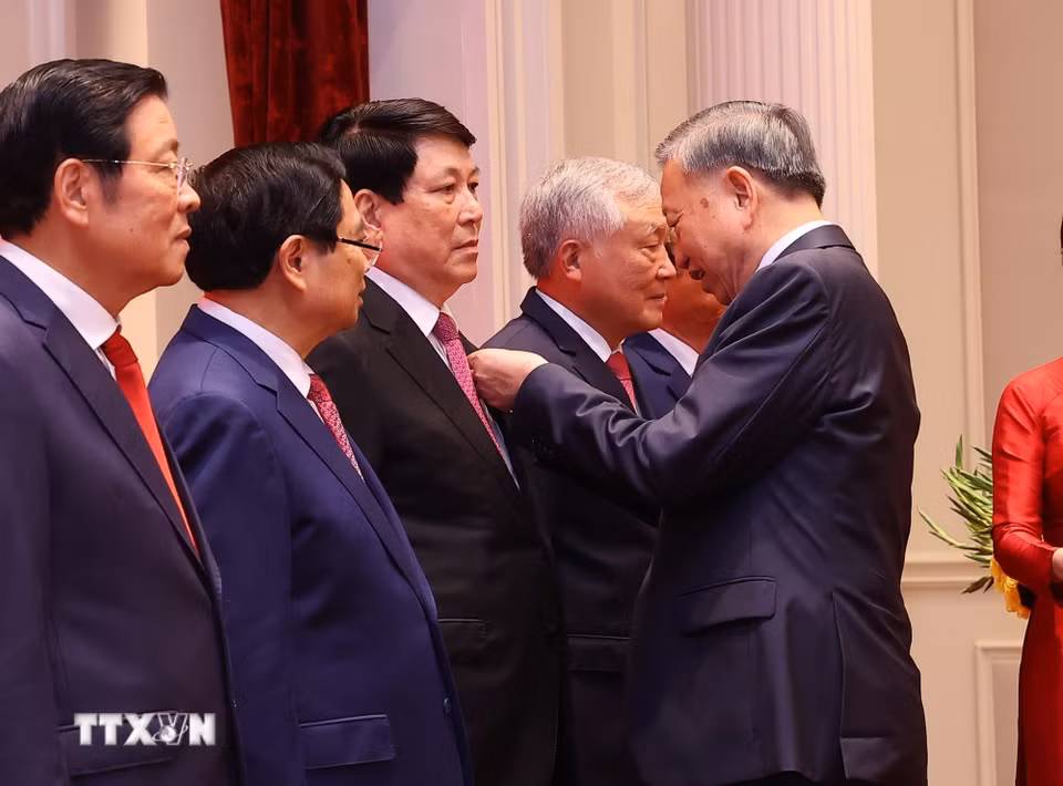 Tổng Bí thư, Chủ tịch nước Tô Lâm trao tặng Huân chương Hồ Chí Minh cho nguyên Ủy viên Bộ Chính trị, nguyên Chủ tịch nước Lương Cường. (Ảnh: Văn Điệp/TTXVN)