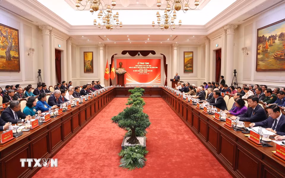 Hội nghị gặp mặt Ủy viên Bộ Chính trị, Ủy viên Ban Bí thư các thời kỳ, Ủy viên Ban Bí thư các thời kỳ, Ủy viên Trung ương Đảng khóa XIII không tái cử khóa XIV. (Ảnh: Văn Điệp/TTXVN)