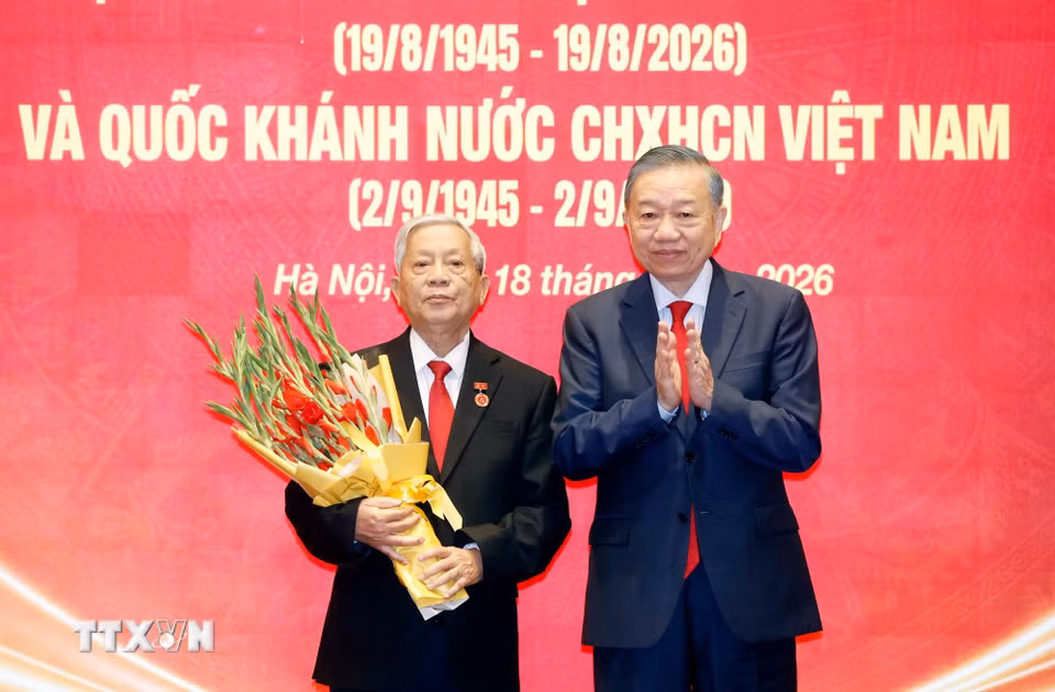 Tổng Bí thư, Chủ tịch nước Tô Lâm trao tặng Huy hiệu 60 năm tuổi Đảng cho đồng chí Nguyễn Khoa Điềm, nguyên Ủy viên Bộ Chính trị, nguyên Bí thư Trung ương Đảng, nguyên Trưởng ban Tư tưởng-Văn hóa Trung ương. (Ảnh: Thống Nhất/TTXVN)