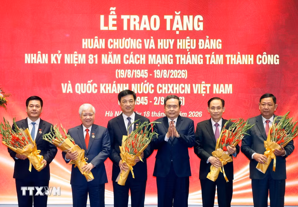 Chủ tịch Quốc hội Trần Thanh Mẫn trao tặng Huy hiệu 40 năm tuổi Đảng cho các đồng chí lãnh đạo Đảng, Nhà nước. (Ảnh: Thống Nhất/TTXVN)