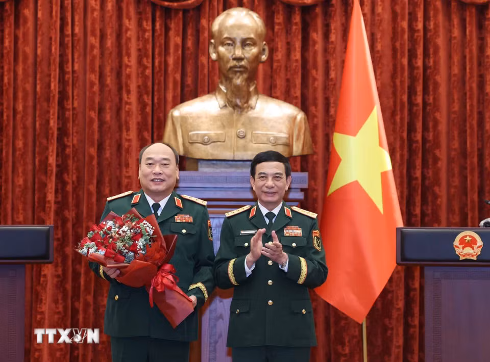 Đại tướng Phan Văn Giang, Ủy viên Bộ Chính trị, Phó Bí thư Quân ủy Trung ương, Phó Thủ tướng, Bộ trưởng Bộ Quốc phòng tặng hoa chúc mừng Thượng tướng Lê Quang Đạo, Phó Tổng Tham mưu trưởng Quân đội Nhân dân Việt Nam. (Ảnh: Thống Nhất/TTXVN)