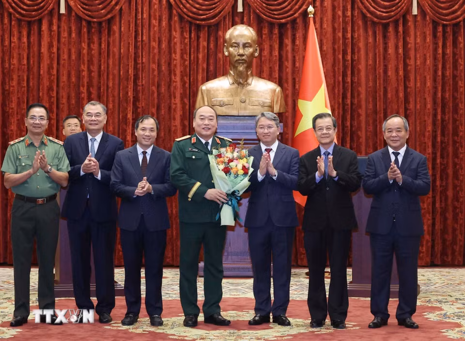 Các đại biểu tặng hoa chúc mừng Thượng tướng Lê Quang Đạo, Phó Tổng Tham mưu trưởng Quân đội Nhân dân Việt Nam. (Ảnh: Thống Nhất/TTXVN)