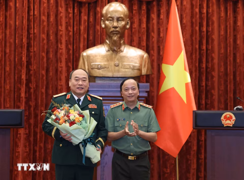 Thượng tướng Đặng Hồng Đức, Ủy viên Trung ương Đảng, Ủy viên Ban Thường vụ Đảng ủy Công an Trung ương, Thứ trưởng Bộ Công an tặng hoa chúc mừng Thượng tướng Lê Quang Đạo, Phó Tổng Tham mưu trưởng Quân đội Nhân dân Việt Nam. (Ảnh: Thống Nhất/TTXVN)