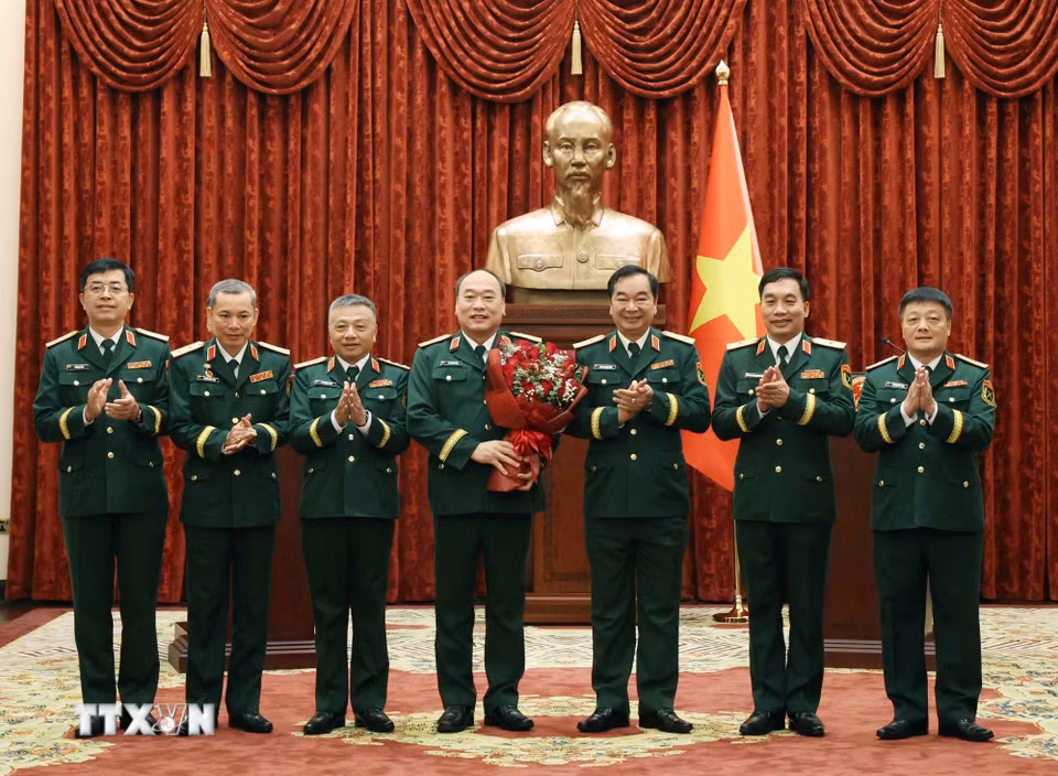 Các đại biểu tặng hoa chúc mừng Thượng tướng Lê Quang Đạo, Phó Tổng Tham mưu trưởng Quân đội nhân dân Việt Nam. (Ảnh: Thống Nhất/TTXVN)