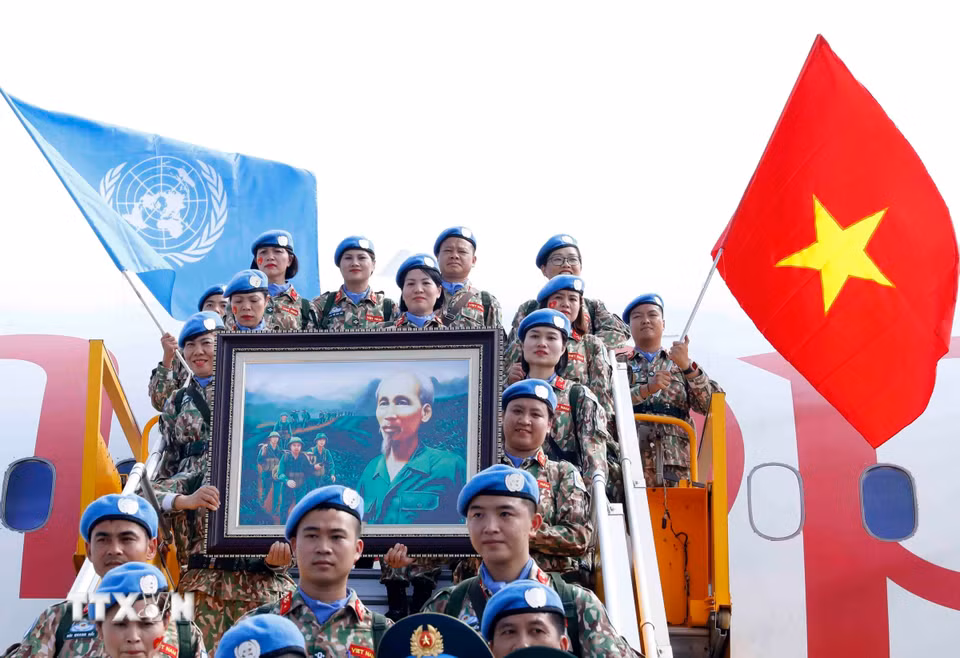Gìn giữ hòa bình Liên hợp quốc là lĩnh vực Việt Nam tham gia trực tiếp, ngày càng chuyên nghiệp và thực chất, đóng góp nhân lực cho các phái bộ của Liên hợp quốc. Trong ảnh: Đội Công binh số 2 lên đường thực hiện nhiệm vụ gìn giữ hòa bình Liên hợp quốc tại Abyei (8/2023). (Ảnh: An Đăng/TTXVN)
