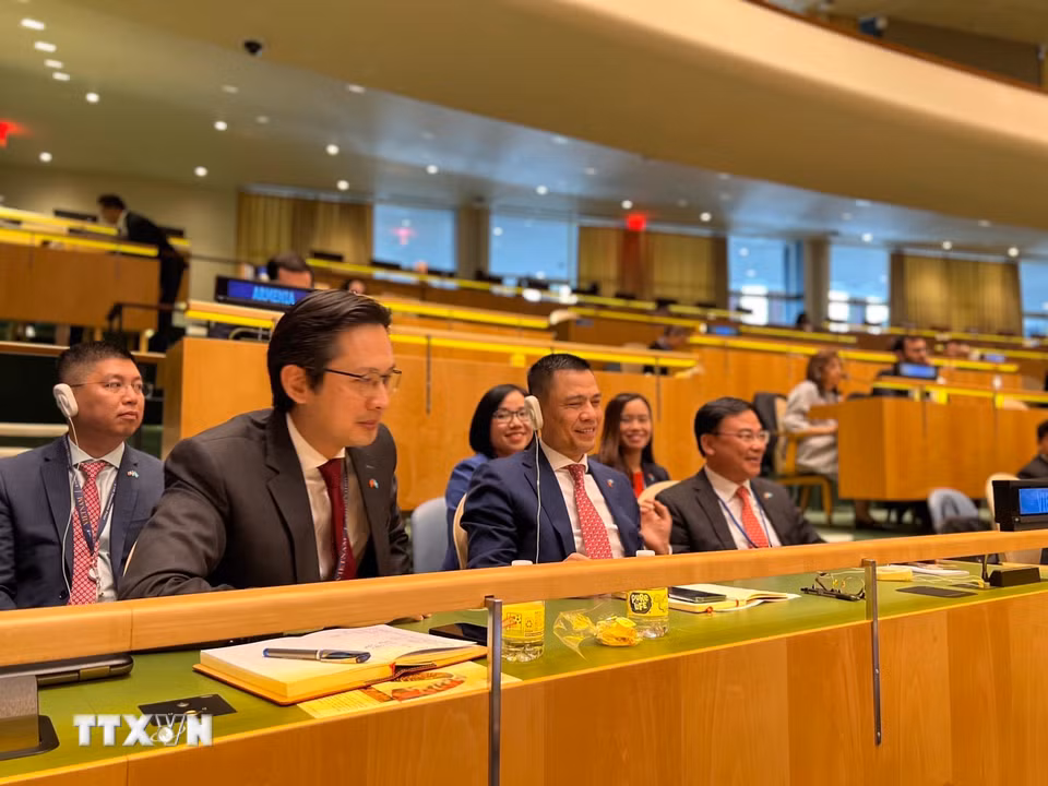 Việt Nam được bầu vào Hội đồng Nhân quyền Liên hợp quốc nhiệm kỳ 2023–2025, tiếp tục tham gia một cơ chế đa phương quan trọng về quyền con người. Trong ảnh: Đoàn Việt Nam tham dự phiên họp bỏ phiếu và công bố kết quả thành viên Hội đồng Nhân quyền Liên hợp quốc (10/2022). (Ảnh: TTXVN phát)