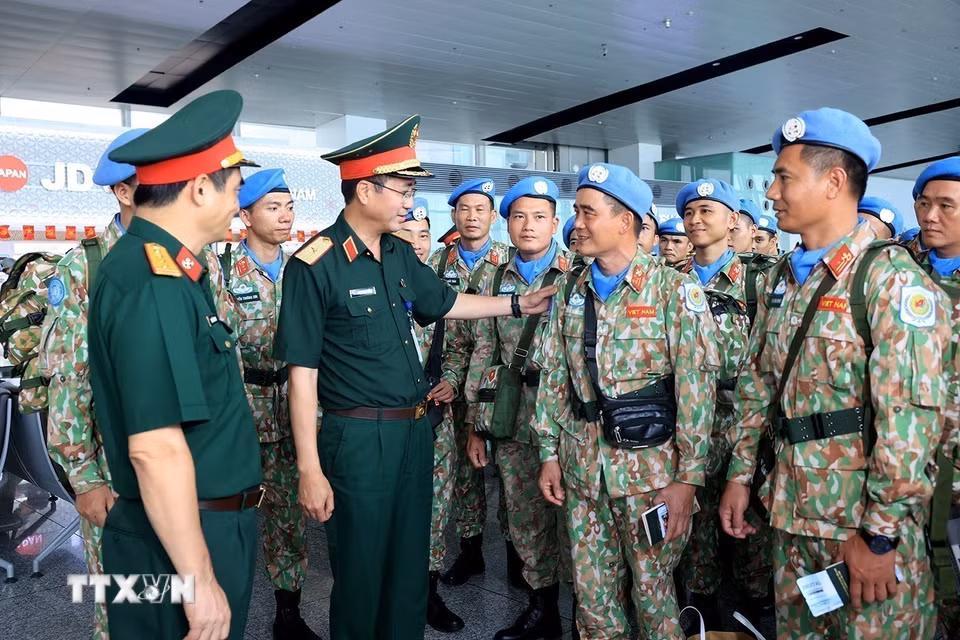Việt Nam tiếp tục bổ sung lực lượng cho các phái bộ gìn giữ hòa bình Liên hợp quốc, duy trì đóng góp trực tiếp cho hòa bình và an ninh quốc tế. Trong ảnh: Đội Công binh số 4 lên đường thực hiện nhiệm vụ gìn giữ hòa bình Liên hợp quốc (9/2025). (Ảnh: Tuấn Anh/TTXVN)