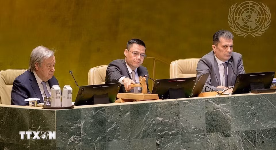 Ngày 29/3/2023, Đại hội đồng Liên hợp quốc đã thông qua bằng đồng thuận Nghị quyết yêu cầu Toà án Công lý Quốc tế (ICJ) đưa ra ý kiến tư vấn đối với vấn đề biến đổi khí hậu. Nghị quyết được đệ trình theo sáng kiến của Vanuatu và Nhóm nòng cốt gồm 18 nước, trong đó có Việt Nam. Với tư cách Phó Chủ tịch Đại hội đồng Liên hợp quốc, Đại sứ Đặng Hoàng Giang, Trưởng Phái đoàn đại diện thường trực Việt Nam tại Liên hợp quốc chủ trì phiên thảo luận và thông qua nghị quyết. (Ảnh: Thanh Tuấn/TTXVN)