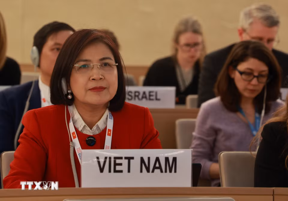 Việt Nam chủ động đề xuất, soạn thảo các nghị quyết tại Hội đồng Nhân quyền, đóng góp vào thúc đẩy đối thoại, hợp tác và bảo đảm quyền con người. Trong ảnh: Đại sứ Lê Thị Tuyết Mai, Trưởng Phái đoàn đại diện thường trực Việt Nam bên cạnh Liên hợp quốc, Tổ chức thương mại thế giới và các tổ chức quốc tế khác tại Geneva (Thụy Sĩ) tham gia và phát biểu tại phiên họp (4/2023). (Ảnh: Nguyễn Tuấn/TTXVN)