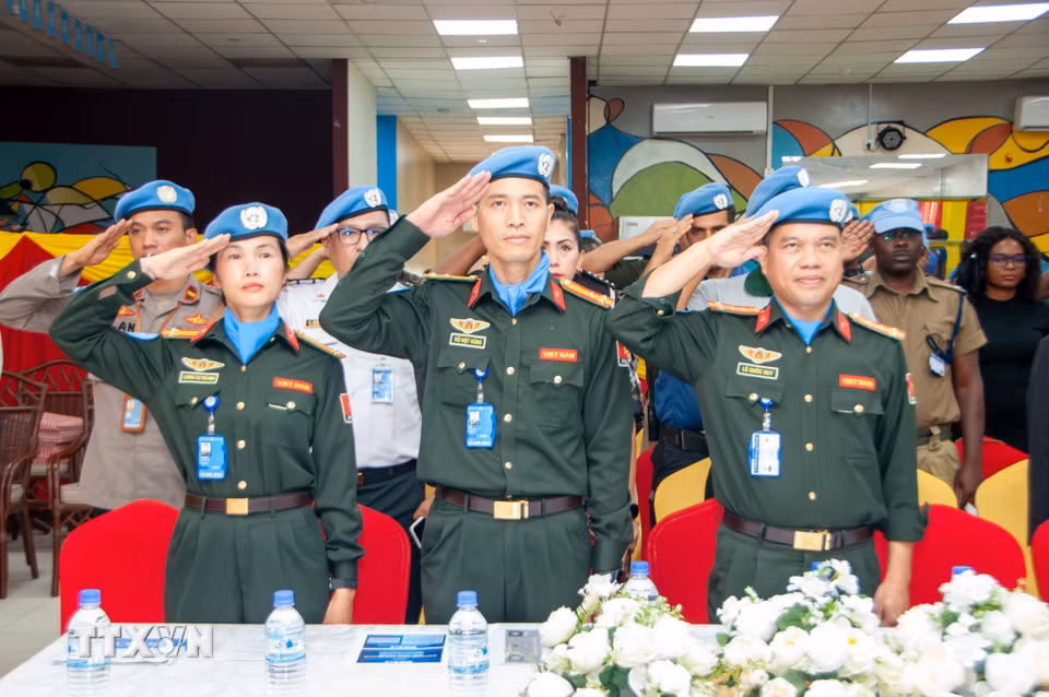 Lực lượng Việt Nam tiếp tục đóng góp tại các phái bộ gìn giữ hòa bình Liên hợp quốc bằng chuyên môn và tinh thần trách nhiệm. Trong ảnh: Ba sĩ quan Công an Việt Nam tham gia gìn giữ hòa bình Liên hợp quốc tại Nam Sudan được trao Huy chương Gìn giữ hòa bình Liên hợp quốc (Nam Sudan, 10/2023). (Ảnh: TTXVN)