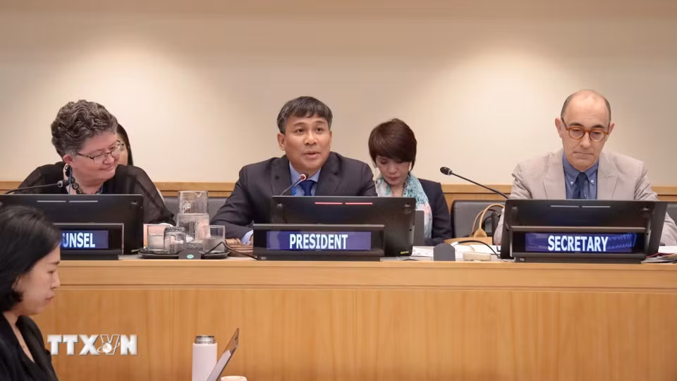 Việc tham gia sâu vào các cơ chế về luật biển và đại dương thể hiện đóng góp ngày càng thực chất của Việt Nam đối với việc duy trì trật tự pháp lý trên biển. Trong ảnh: Thứ trưởng thường trực Bộ Ngoại giao Nguyễn Minh Vũ (giữa) điều hành hội nghị trên cương vị Chủ tịch SPLOS 35 (6/2025). (Ảnh: Thanh Tuấn/TTXVN)