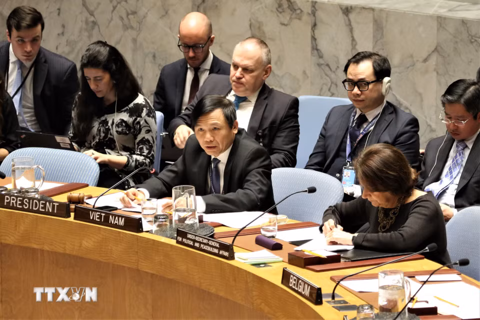 Trong nhiệm kỳ 2020-2021, Việt Nam chủ động tham gia công việc của Hội đồng Bảo an, thúc đẩy đối thoại, hợp tác và các giải pháp hòa bình đối với những vấn đề quốc tế. Trong ảnh: Ngày 21/1/2020, tại trụ sở Liên hợp quốc ở New York (Mỹ), trên cương vị Chủ tịch Hội đồng Bảo an Liên hợp quốc trong tháng 1/2020, Đại sứ Đặng Đình Quý, Trưởng phái đoàn thường trực Việt Nam tại Liên hợp quốc, chủ trì cuộc thảo luận mở của Hội đồng Bảo an về tình hình Palestine-Israel. (Ảnh: Khắc Hiếu/TTXVN)