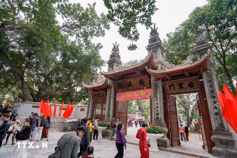 Người dân đi lễ đền Voi Phục (trấn Tây) ngày mùng 2 Tết Bính Ngọ. (Ảnh: Khánh Hòa/TTXVN)