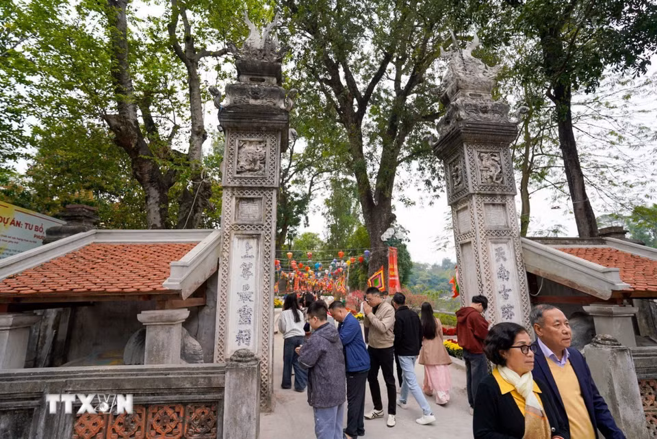 Người dân đi lễ đền Voi Phục (trấn Tây) ngày mùng 2 Tết Bính Ngọ. (Ảnh: Khánh Hòa/TTXVN)