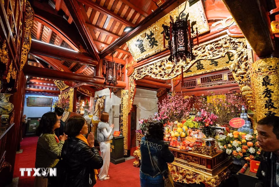 Người dân đi lễ đền Kim Liên (trấn Nam) ngày mùng 2 Tết Bính Ngọ. (Ảnh: Khánh Hòa/TTXVN)