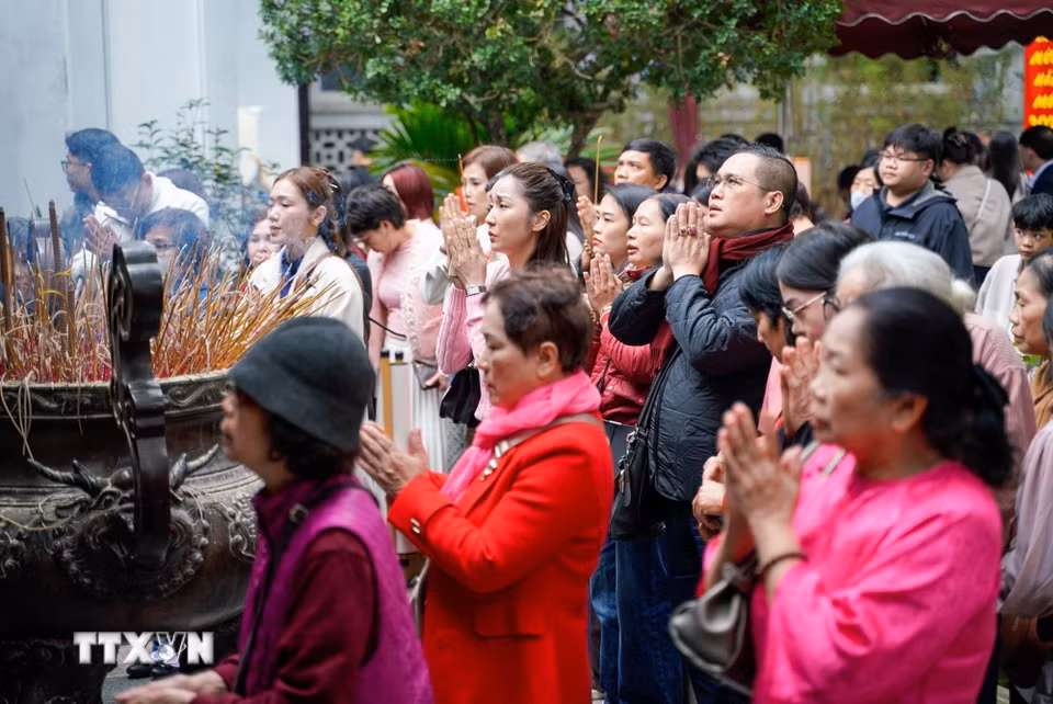 Người dân đi lễ đền Quán Thánh (trấn Bắc) ngày mùng 2 Tết Bính Ngọ. (Ảnh: Khánh Hòa/TTXVN)