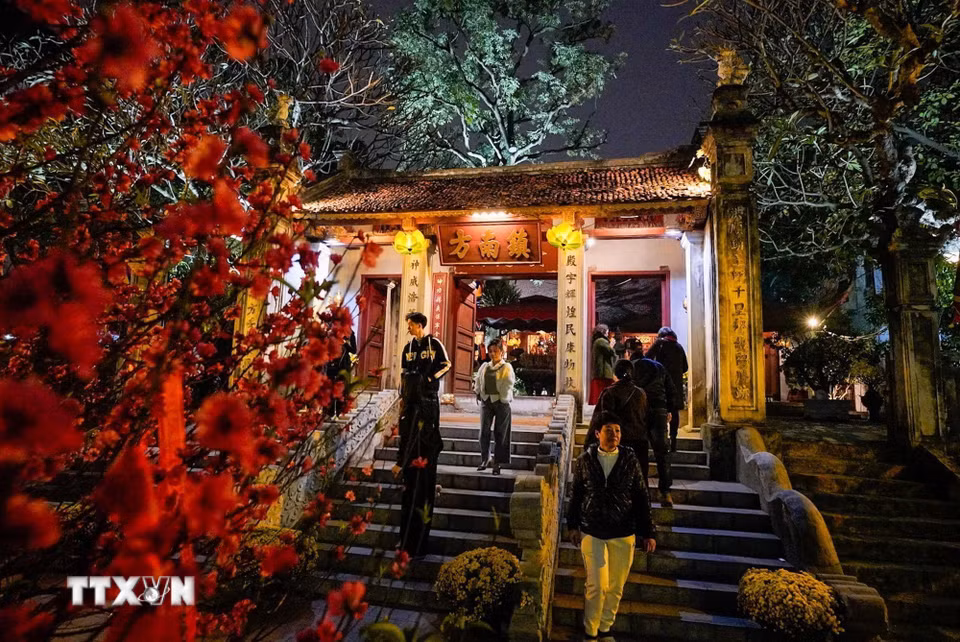 Người dân đi lễ đền Kim Liên (trấn Nam) ngày mùng 2 Tết Bính Ngọ. (Ảnh: Khánh Hòa/TTXVN)