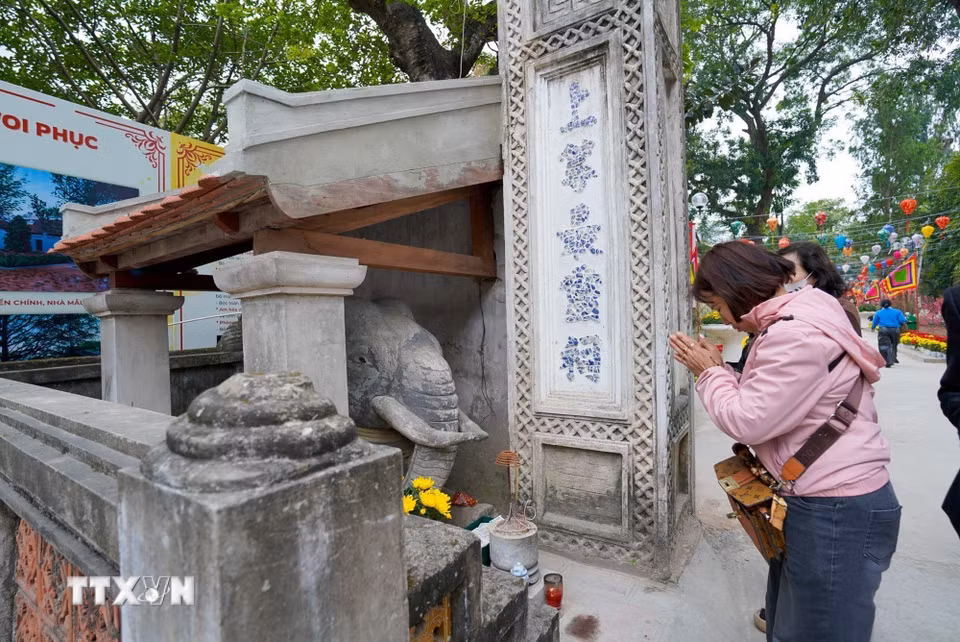 Người dân đi lễ đền Voi Phục (trấn Tây) ngày mùng 2 Tết Bính Ngọ. (Ảnh: Khánh Hòa/TTXVN)