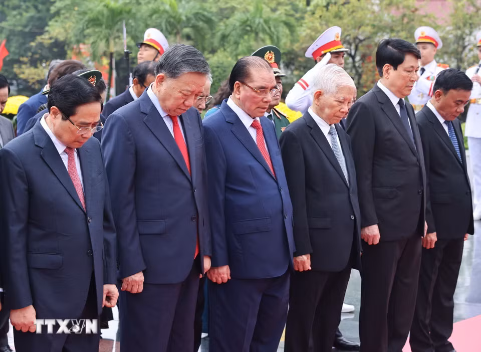 Lãnh đạo Đảng, Nhà nước tưởng niệm các Anh hùng liệt sỹ. (Ảnh: Minh Đức/TTXVN)