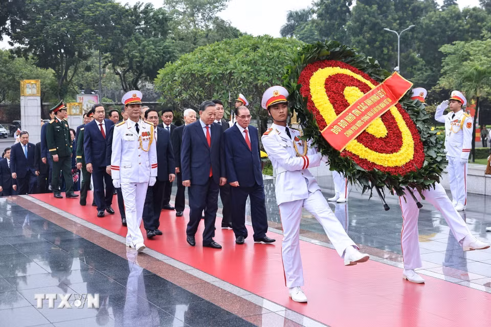 Lãnh đạo Đảng, Nhà nước đến đặt vòng hoa tại Đài tưởng niệm các Anh hùng liệt sỹ. (Ảnh: Minh Đức/TTXVN)