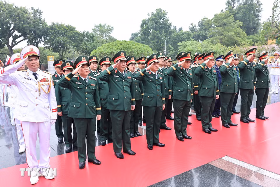 Đoàn đại biểu Quân ủy Trung ương-Bộ Quốc phòng đến đặt vòng hoa tại Đài tưởng niệm các Anh hùng liệt sỹ. (Ảnh: Minh Đức/TTXVN)