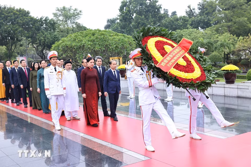 Đoàn Đại biểu Ủy ban Trung ương Mặt trận Tổ quốc Việt Nam đặt vòng hoa tại Đài tưởng niệm các Anh hùng liệt sỹ. (Ảnh: Minh Đức/TTXVN)