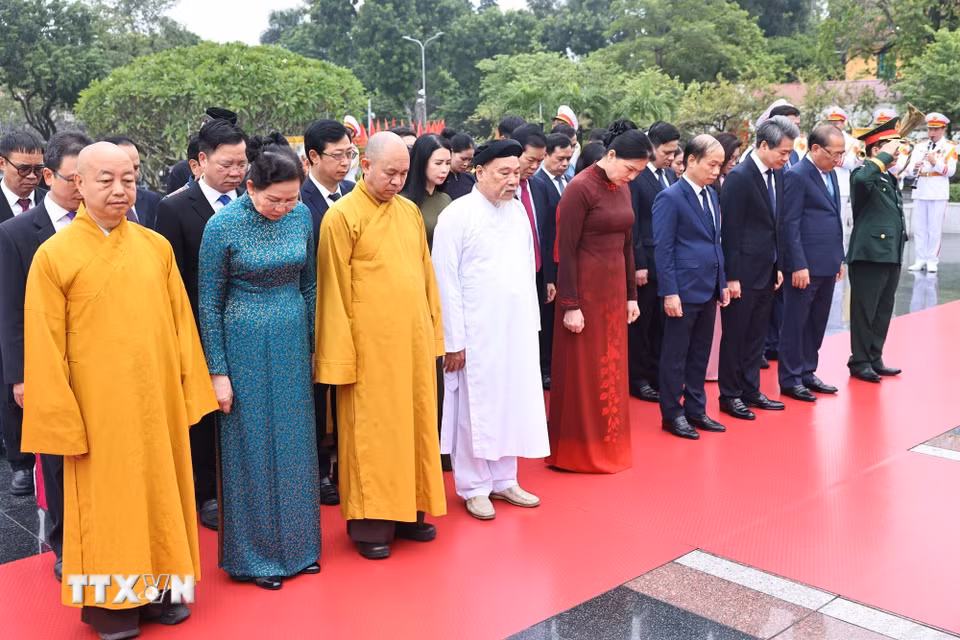 Đoàn Đại biểu Ủy ban Trung ương Mặt trận Tổ quốc Việt Nam tưởng niệm các Anh hùng liệt sỹ. (Ảnh: Minh Đức/TTXVN)