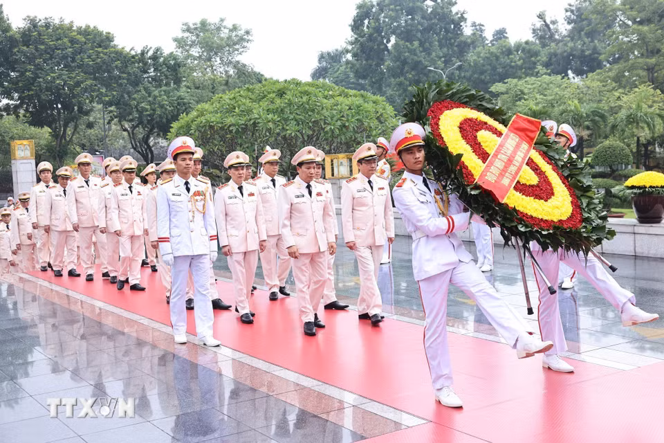 Đoàn đại biểu Đảng ủy Công an Trung ương-Bộ Công an đến đặt vòng hoa tại Đài tưởng niệm các Anh hùng liệt sỹ. (Ảnh: Minh Đức/TTXVN)
