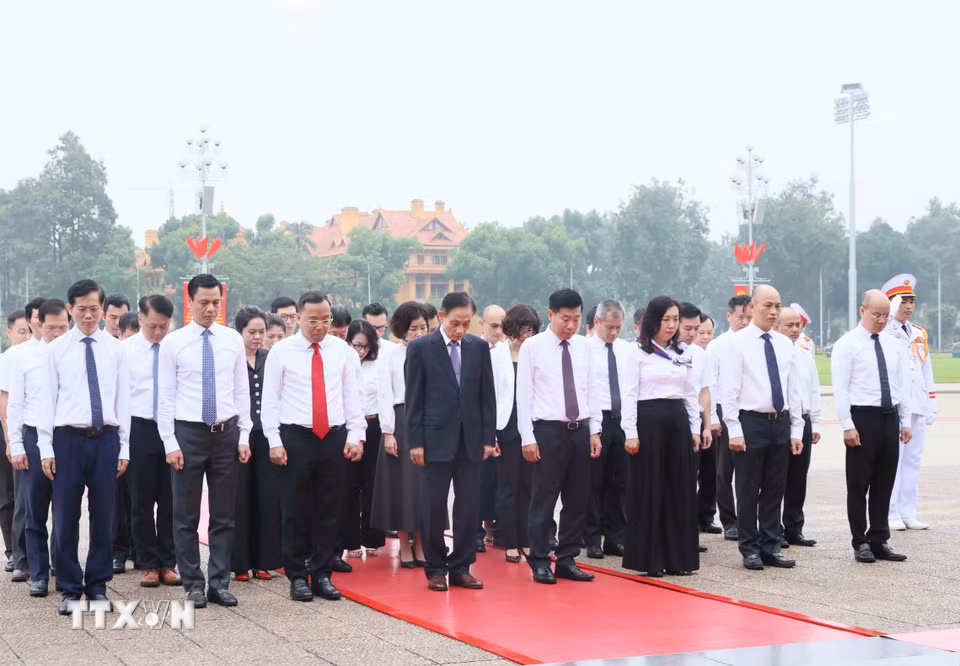 Đoàn đại biểu Bộ Ngoại giao tưởng nhớ Chủ tịch Hồ Chí Minh. (Ảnh: An Đăng/TTXVN)