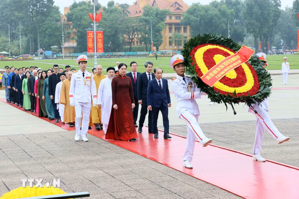 Đoàn đại biểu Ủy ban Trung ương Mặt trận Tổ quốc Việt Nam đến đặt vòng hoa và vào Lăng viếng Chủ tịch Hồ Chí Minh. (Ảnh: An Đăng/TTXVN)