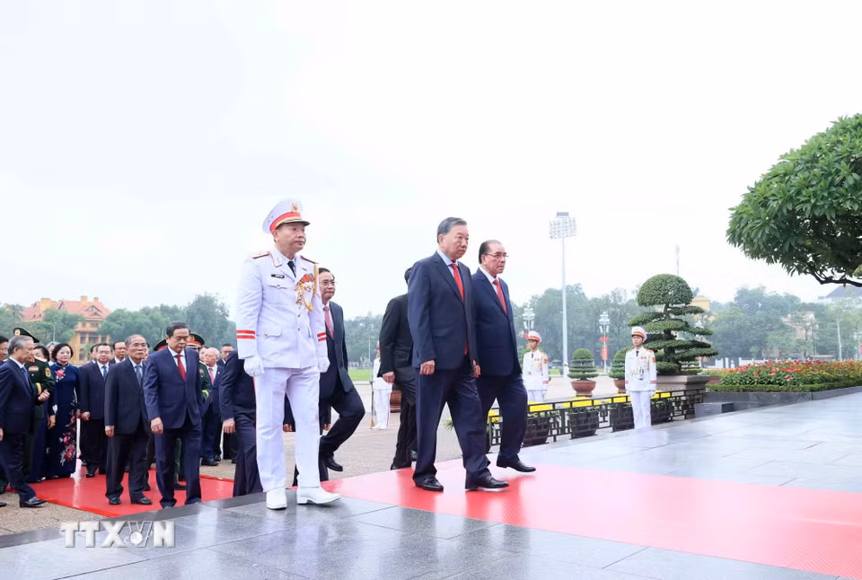Các đồng chí lãnh đạo, nguyên lãnh đạo Đảng, Nhà nước vào Lăng viếng Chủ tịch Hồ Chí Minh. (Ảnh: An Đăng/TTXVN)