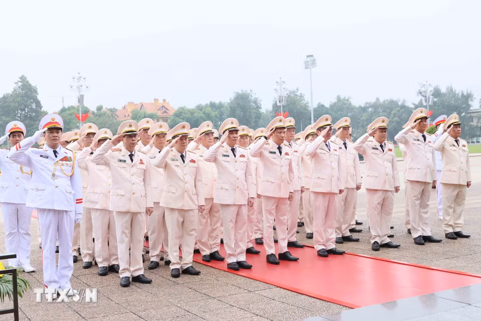 Đoàn đại biểu Đảng ủy Công an Trung ương-Bộ Công an viếng Chủ tịch Hồ Chí Minh. (Ảnh: An Đăng/TTXVN)