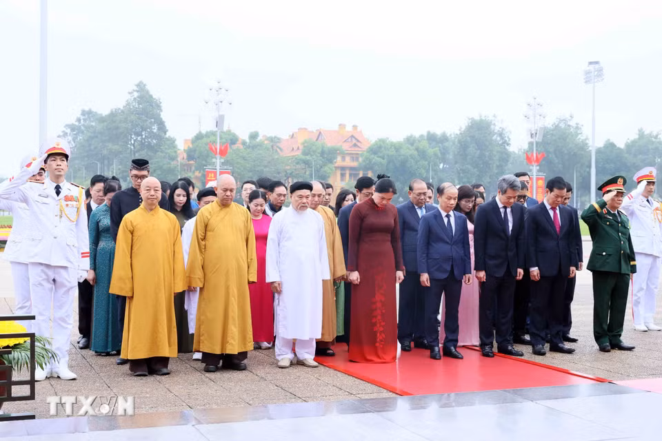 Đoàn đại biểu Ủy ban Trung ương Mặt trận Tổ quốc Việt Nam tưởng nhớ Chủ tịch Hồ Chí Minh. (Ảnh: An Đăng/TTXVN)