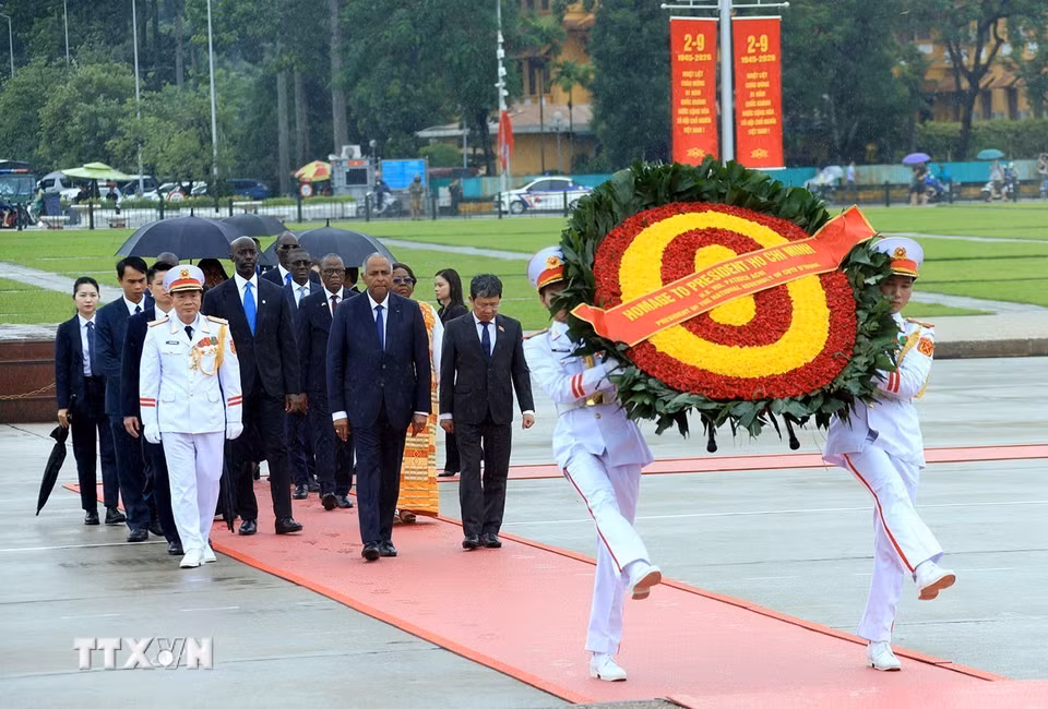 Chủ tịch Quốc hội nước Cộng hòa Côte d’Ivoire Patrick Achi cùng đoàn đại biểu đến đặt vòng hoa và vào Lăng viếng Chủ tịch Hồ Chí Minh. (Ảnh: Tuấn Anh/TTXVN)