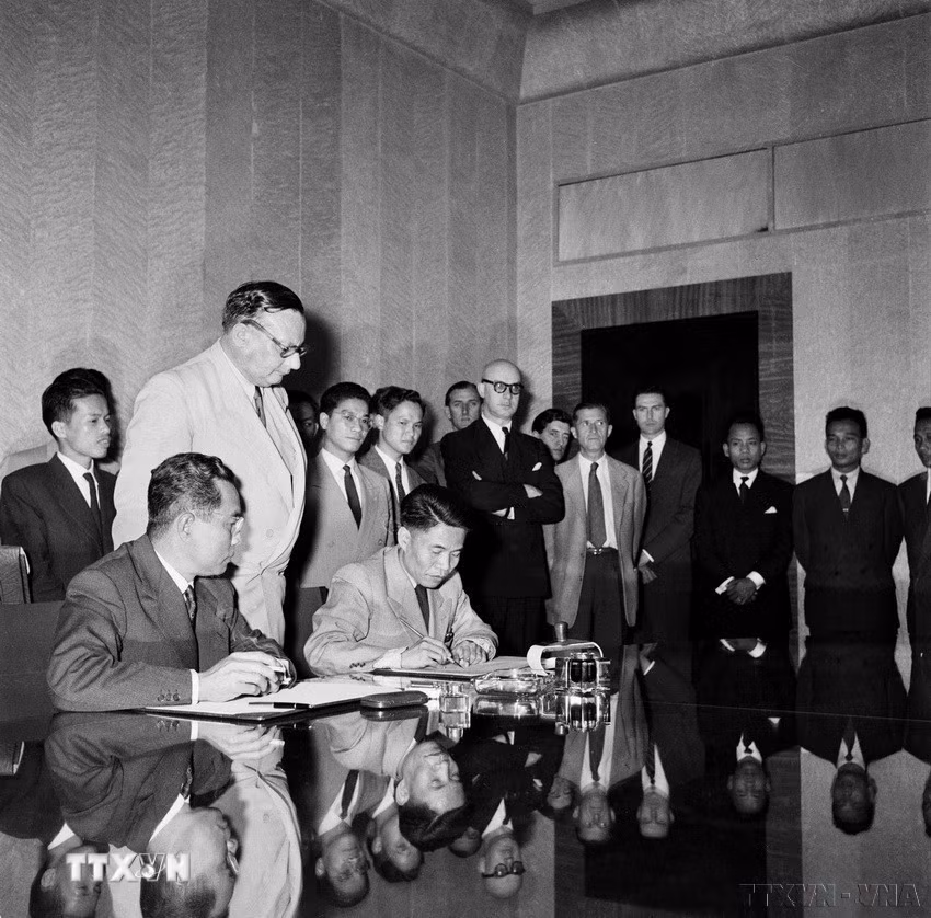 Ngày 20/7/1954, tại Geneva (Thụy Sĩ), Thứ trưởng Bộ Quốc phòng Tạ Quang Bửu thay mặt Chính phủ và Bộ Tổng tư lệnh Quân đội nhân dân Việt Nam ký Hiệp định đình chiến ở Việt Nam. Ngay sau đó, Hiệp định đình chiến ở Lào và Campuchia cũng được ký kết. (Ảnh: Tư liệu TTXVN)