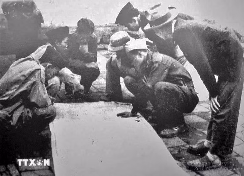 Ban chỉ huy Trung đoàn Thủ đô bàn kế hoạch tác chiến trong những ngày Toàn quốc kháng chiến. (Ảnh: TTXVN phát)