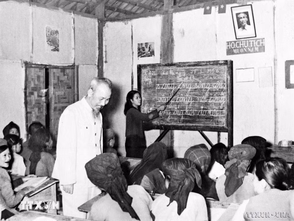 Phong trào “Bình dân học vụ” ra đời ngay sau Cách mạng Tháng Tám. Việc mở ra phong trào giúp toàn dân biết chữ như bình dân học vụ là đúng đắn và cần thiết, để lại nhiều bài học đến tận bây giờ, cho thấy sự quan trọng của việc học tập suốt đời, học nữa học mãi. Trong ảnh: Chủ tịch Hồ Chí Minh thăm lớp "Bình dân học vụ" của nhân dân Khu Lương Yên, Hà Nội (27/5/1956). (Ảnh: Tư liệu TTXVN)