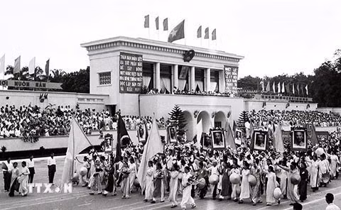 Diễu hành trên Quảng trường Ba Đình (Hà Nội) chào mừng Ngày Quốc khánh 2/9/1959. (Ảnh: TTXVN phát)