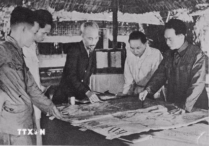 Tháng 12/1953, Trung ương Đảng và Chủ tịch Hồ Chí Minh quyết định mở mặt trận chiến lược với quyết tâm: Tiêu diệt Tập đoàn cứ điểm của Pháp tại Điện Biên Phủ. (Ảnh Tư liệu TTXVN)